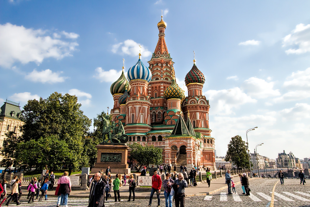 Moscow cathedral square. St Basil's Cathedral in Moscow. St. Basil's Cathedral Red Square. Moscow Red Square St Basil. Храм Василия Блаженного издали.