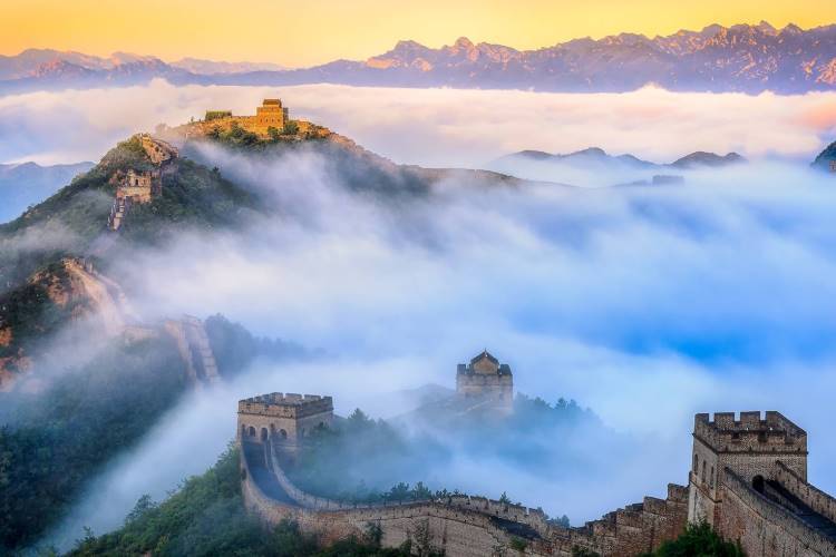 china great wall under fog