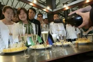 chinese ladies wine drinking