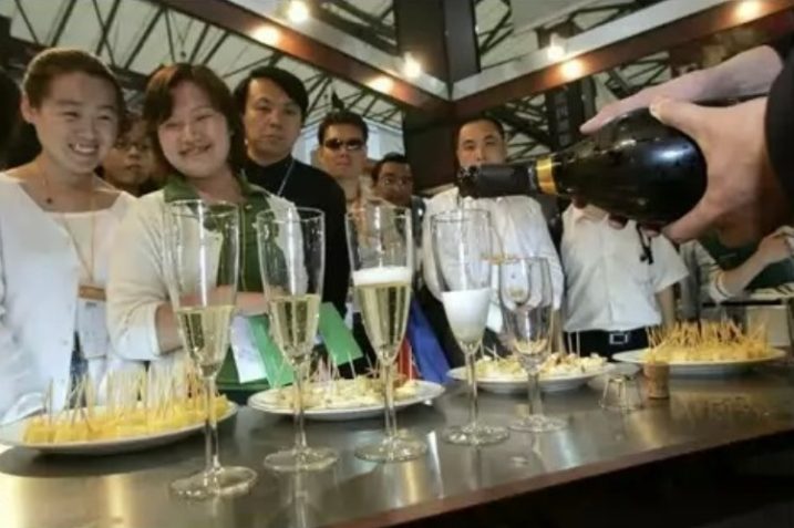 chinese ladies wine drinking